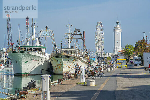 Blick auf Boote am Kanal und Leuchtturm von Rimini  Rimini  Emilia-Romagna  Italien  Europa