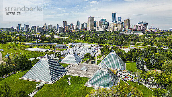 Luftaufnahme des Muttart Conservatory mit der Skyline von Edmonton  Alberta  Kanada  Nordamerika