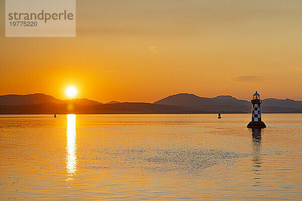 Sonnenuntergang am Port Glasgow  Firth of Clyde  Inverclyde  Schottland  Vereinigtes Königreich  Europa