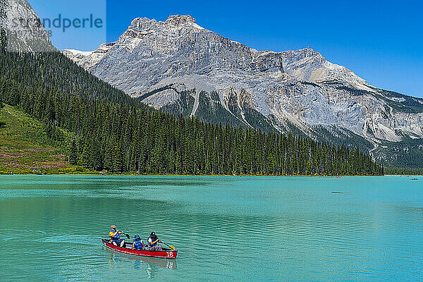 Kanu auf dem Emerald Lake  Yoho-Nationalpark  UNESCO-Weltkulturerbe  British Columbia  Kanada  Nordamerika