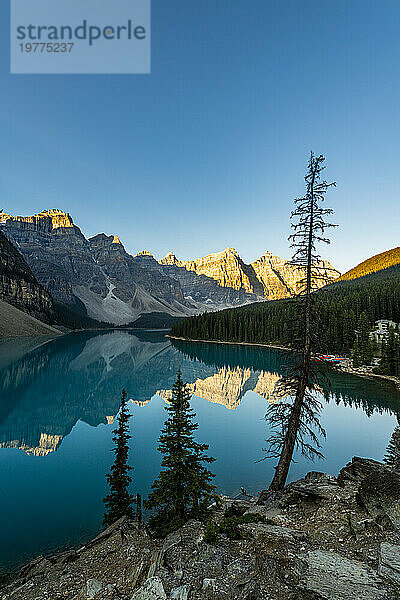 Sonnenaufgang am Lake Moraine  Banff-Nationalpark  UNESCO-Weltkulturerbe  Alberta  Rocky Mountains  Kanada  Nordamerika