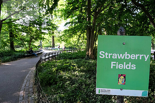 Blick auf das Strawberry Fields Memorial  einen landschaftlich gestalteten Abschnitt  der dem Andenken an das ehemalige Beatles-Mitglied John Lennon gewidmet ist  der das Lied „Strawberry Fields Forever“ schrieb  Central Park  Manhattan  New York City  Vereinigte Staaten von Amerika  Nordamerika