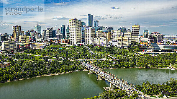 Luftaufnahme der Skyline von Edmonton  Alberta  Kanada  Nordamerika