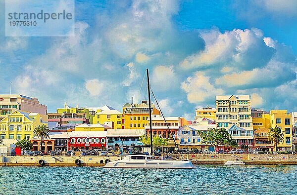 Katamaran fährt an pastellfarbenen Gebäuden in der Front Street  Hamilton  Bermuda  Atlantik  Nordamerika vorbei