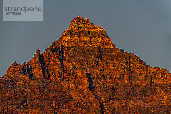 Bei Sonnenaufgang beleuchteter Berg am Lake Moraine  Banff-Nationalpark  UNESCO-Weltkulturerbe  Alberta  Rocky Mountains  Kanada  Nordamerika