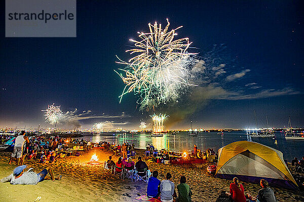 Feuerwerk von Shelter Island in San Diego  Kalifornien  Vereinigte Staaten von Amerika  Nordamerika aus gesehen