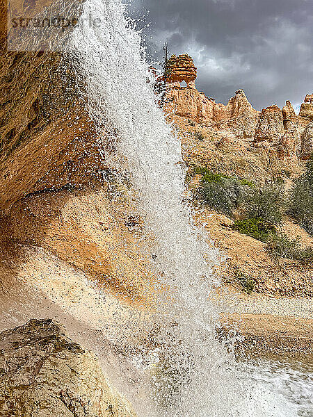 Ein Wasserfall  der durch den Mossy Cave Trail im Bryce-Canyon-Nationalpark  Utah  Vereinigte Staaten von Amerika  Nordamerika fließt