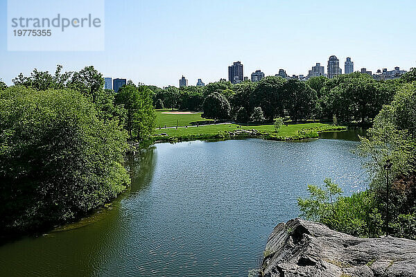 Turtle Pond  ein zwei Hektar großes Gewässer am Fuße des Belvedere Castle  beliebt zum Entspannen und Picknicken im Central Park  Manhattan Island  New York City  Vereinigte Staaten von Amerika  Nordamerika