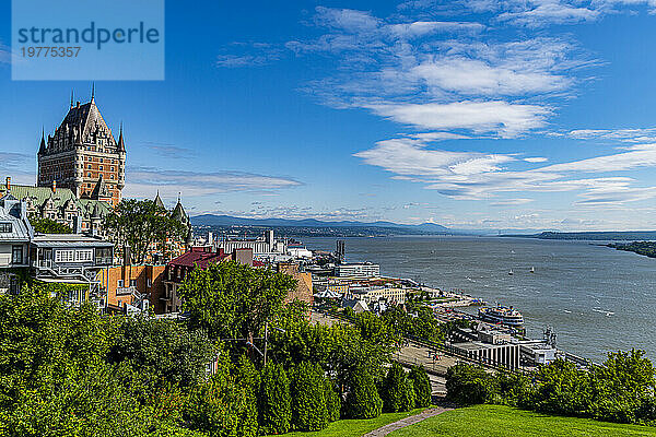 Blick über Chateau Frontenac und den Sankt-Lorenz-Strom  Quebec City  Quebec  Kanada Nordamerika