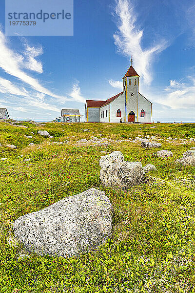 Kirche und alte Fischerhäuser  Ile aux Marins  Fischerinsel  Territorialgemeinschaft Saint-Pierre und Miquelon  Überseegemeinschaft Frankreich  Nordamerika