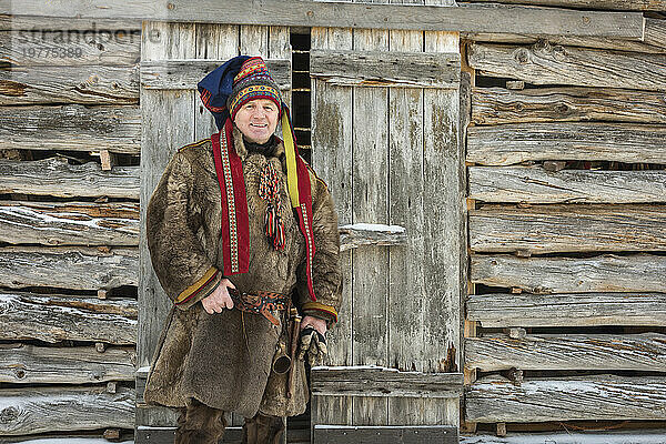 Sami-Mann in traditioneller Kleidung  Finnland  Europa