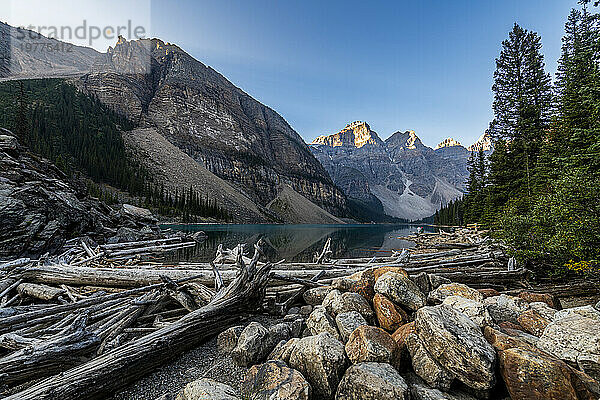 Sonnenaufgang am Lake Moraine  Banff-Nationalpark  UNESCO-Weltkulturerbe  Alberta  Rocky Mountains  Kanada  Nordamerika