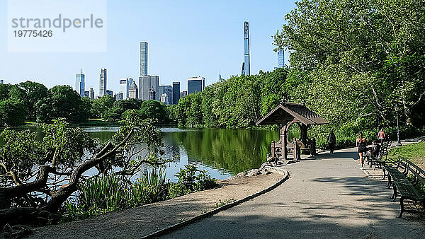 Stadtbild von New York City vom See aus gesehen  dem größten Gewässer des Central Parks nach dem Reservoir  Central Park  Manhattan  New York City  Vereinigte Staaten von Amerika  Nordamerika