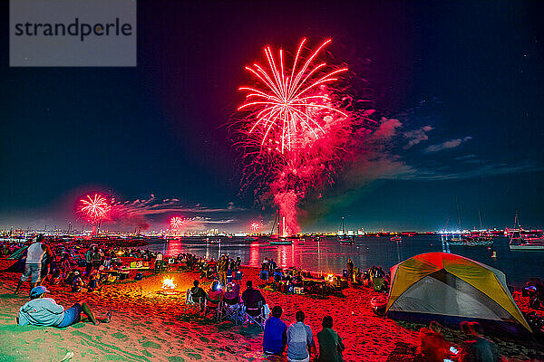 Feuerwerk von Shelter Island in San Diego  Kalifornien  Vereinigte Staaten von Amerika  Nordamerika aus gesehen