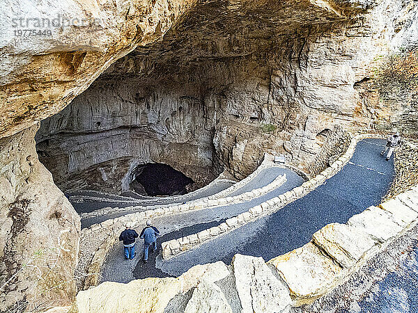 Eingang zur Haupthöhle im Carlsbad Caverns National Park  UNESCO-Weltkulturerbe  in den Guadalupe Mountains  New Mexico  Vereinigte Staaten von Amerika  Nordamerika