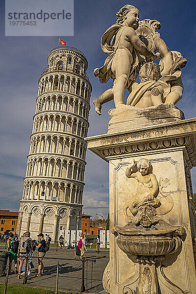 Blick auf die Fontana dei Putti und den Schiefen Turm von Pisa  UNESCO-Weltkulturerbe  Pisa  Provinz Pisa  Toskana  Italien  Europa