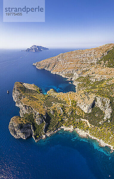 Panoramablick auf die felsige Küste von Punta Campanella und die Bucht von Ieranto mit der Insel Capri im Hintergrund  Amalfiküste  Provinz Neapel  Region Kampanien  Tyrrhenisches Meer  Süditalien  Europa