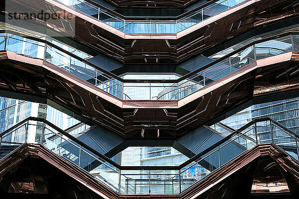 Architektonisches Detail von The Vessel  einem 16-stöckigen Bauwerk und Besucherattraktion  das als Schlüsselelement des Hudson Yards Redevelopment Project  Manhattan  New York City  Vereinigte Staaten von Amerika  Nordamerika  errichtet wurde