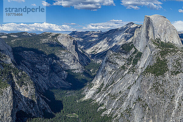 Blick über den Yosemite-Nationalpark mit Half Dome  UNESCO-Weltkulturerbe  Kalifornien  Vereinigte Staaten von Amerika  Nordamerika