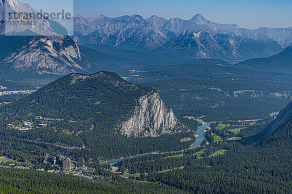 Blick auf die Berge vom Gipfel des Sulphur Mountain  Banff-Nationalpark  UNESCO-Weltkulturerbe  Alberta  Rocky Mountains  Kanada  Nordamerika