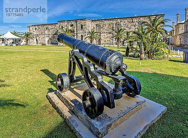 Eine Kanone vor dem Victualling Warehouse im stillgelegten Royal Naval Dockyard  Bermuda  Atlantik  Nordamerika