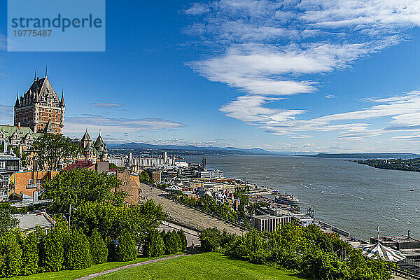 Blick über Chateau Frontenac und den Sankt-Lorenz-Strom  Quebec City  Quebec  Kanada  Nordamerika