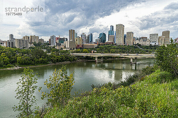 Skyline von Edmonton über dem North Saskatchewan River  Alberta  Kanada  Nordamerika