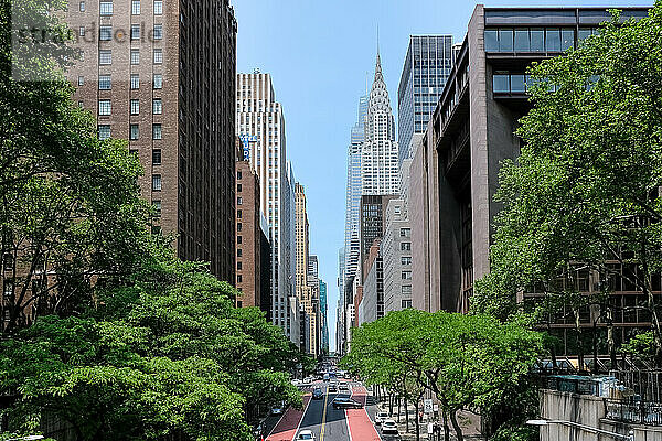 Blick auf die 42nd Street  eine bedeutende Crosstown Avenue  von der Tudor City Overpass (Tudor City Btidge)  Manhattan  New York City  Vereinigte Staaten von Amerika  Nordamerika