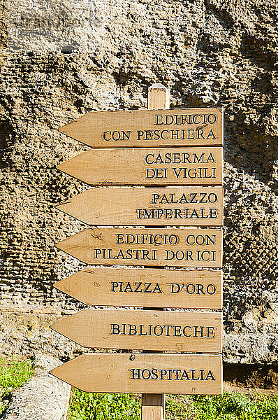 Holzschilder an der Hadriansvilla  UNESCO-Weltkulturerbe  Tivoli  Provinz Rom  Latium (Latium)  Italien  Europa