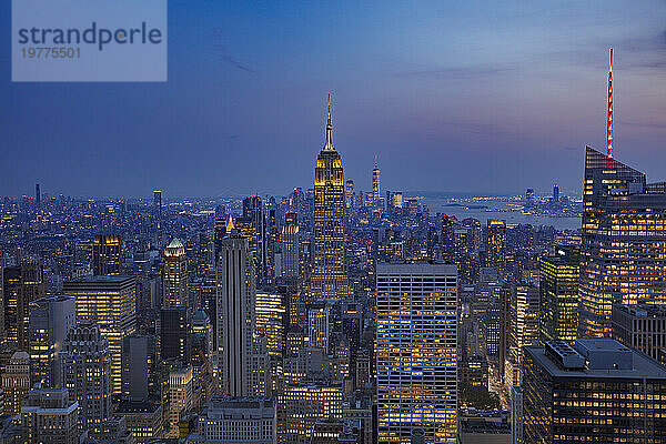 Blick nach Süden vom Top of The Rock des Rockefeller Centers auf die Skyline von New York City in der Dämmerung  New York City  Vereinigte Staaten von Amerika  Nordamerika