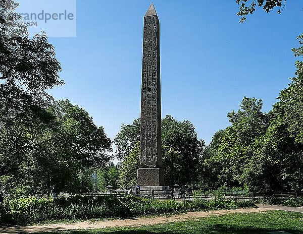 Blick auf die Nadel der Kleopatra  einen Obelisken aus rotem Granit  vom Tempel des Ra im alten Ägypten  Central Park  New York City  Vereinigte Staaten von Amerika  Nordamerika