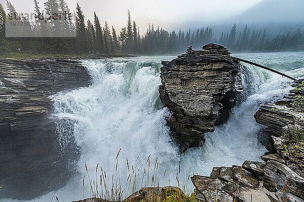 Athabasca Falls bei Sonnenaufgang  Glacier Parkway  Jasper Nationalpark  UNESCO-Weltkulturerbe  Alberta  Kanadische Rocky Mountains  Kanada  Nordamerika