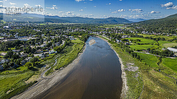 Luftaufnahme des Gouffre River  der im St. Lawrence River  Quebec  Kanada  Nordamerika fließt