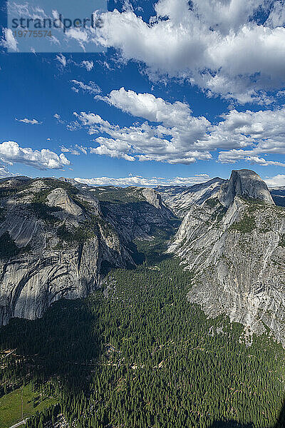 Blick über den Yosemite-Nationalpark mit Half Dome  UNESCO-Weltkulturerbe  Kalifornien  Vereinigte Staaten von Amerika  Nordamerika