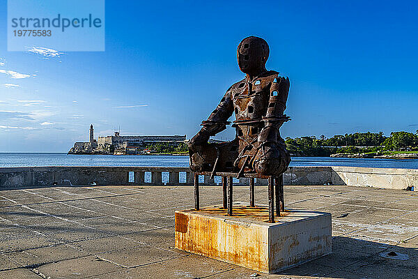 Moderne Statue vor der Festung San Carlos of the Cabin  Havanna  Kuba  Westindien  Mittelamerika