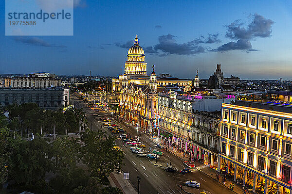 Blick bei Nacht über Havanna und sein Kapitol  Havanna  Kuba  Westindien  Mittelamerika