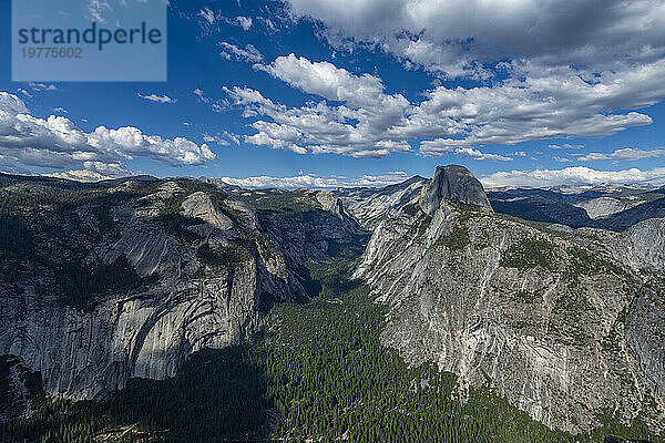 Blick über den Yosemite-Nationalpark mit Half Dome  UNESCO-Weltkulturerbe  Kalifornien  Vereinigte Staaten von Amerika  Nordamerika