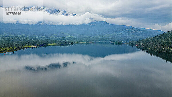 Luftaufnahme des Pyramid Lake  Jasper Nationalpark  UNESCO-Weltkulturerbe  Alberta  Kanadische Rocky Mountains  Kanada  Nordamerika