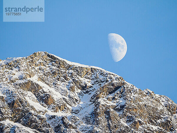 Mondaufgang hinter dem Corvatsch-Gipfel  Schweiz  Europa