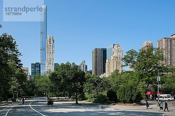 Das Stadtbild von New York City vom West Drive aus gesehen  der westlichsten malerischen Straße des Central Parks  eingebettet zwischen den Stadtteilen Upper West Side und Upper East Side in Manhattan  New York City  Vereinigte Staaten von Amerika  Nordamerika