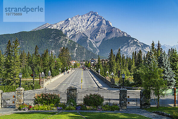 Die Stadt Banff mit Cascade Mountain im Hintergrund  Alberta  Rocky Mountains  Kanada  Nordamerika