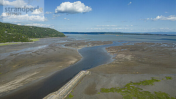 Luftaufnahme des Gouffre River  der im St. Lawrence River  Quebec  Kanada  Nordamerika fließt