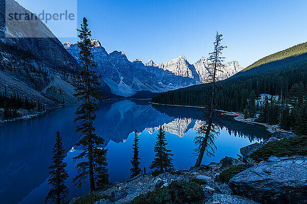 Sonnenaufgang am Lake Moraine  Banff-Nationalpark  UNESCO-Weltkulturerbe  Alberta  Rocky Mountains  Kanada  Nordamerika