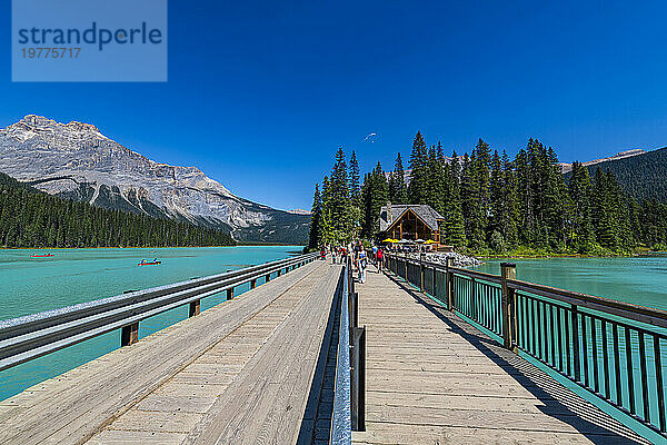 Fußgängerbrücke am Emerald Lake  Yoho-Nationalpark  UNESCO-Weltkulturerbe  British Columbia  Kanada  Nordamerika