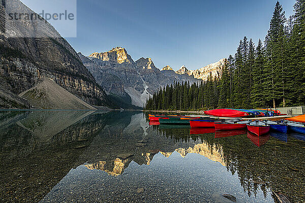 Kanus bei Sonnenaufgang am Lake Moraine  Banff-Nationalpark  UNESCO-Weltkulturerbe  Alberta  Rocky Mountains  Kanada  Nordamerika