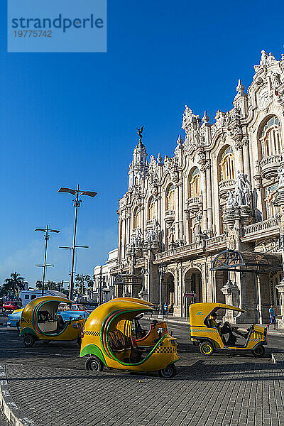 Coco-Taxis vor dem Theater von Havanna  Kuba  Westindische Inseln  Mittelamerika