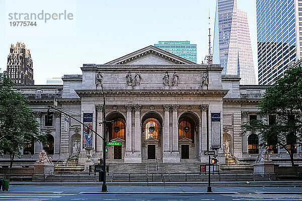 Architektonisches Detail der New York Public Library (NYPL)  zweitgrößte in den USA und viertgrößte der Welt  New York City  Vereinigte Staaten von Amerika  Nordamerika