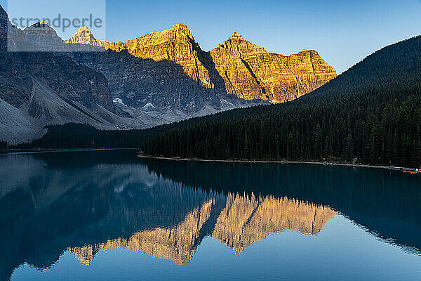 Sonnenaufgang am Lake Moraine  Banff-Nationalpark  UNESCO-Weltkulturerbe  Alberta  Rocky Mountains  Kanada  Nordamerika