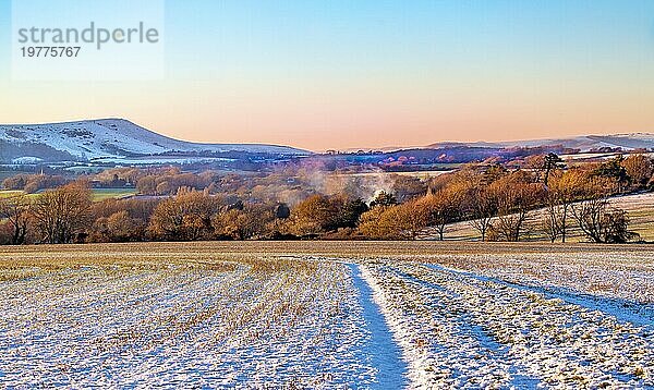 Die South Downs an einem verschneiten Winternachmittag  gesehen von Wilmington  East Sussex  England  Vereinigtes Königreich  Europa