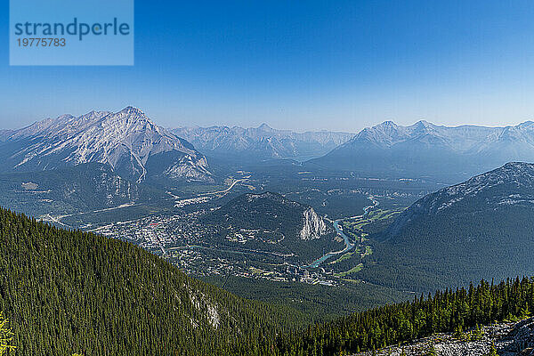 Blick auf die Berge vom Gipfel des Sulphur Mountain  Banff-Nationalpark  UNESCO-Weltkulturerbe  Alberta  Rocky Mountains  Kanada  Nordamerika